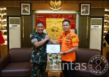 Pangdam XIV/Hsn Terima Penghargaan Kabasarnas RI atas Dedikasi Operasi SAR di Gunung Bulusaraung