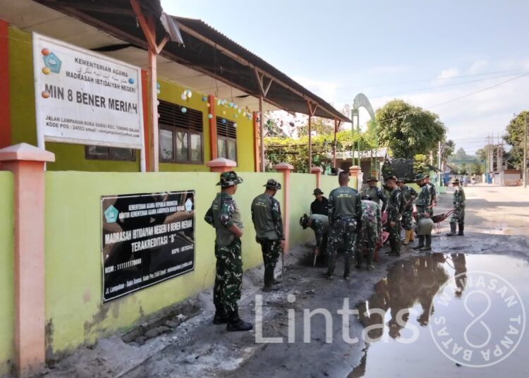 Cegah Banjir, Prajurit TNI AD Bersihkan Parit di Bener Meriah