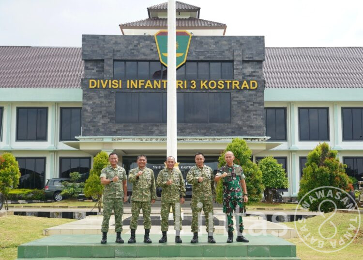 Perkuat Sinergi TNI, Pangdam XIV/Hsn Dampingi Kabacadnas Kunjungi Divif 3/Kostrad