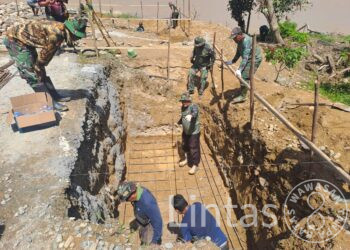 Pulihkan Akses Warga Badar, TNI dan Masyarakat Bangun Jembatan Gantung di Aceh Tenggara