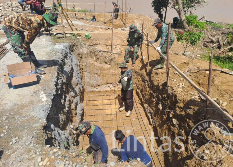 Pulihkan Akses Warga Badar, TNI dan Masyarakat Bangun Jembatan Gantung di Aceh Tenggara