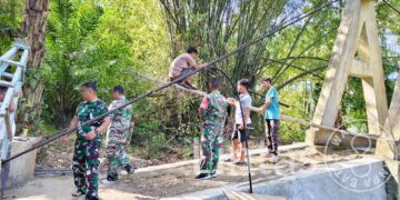 Pulihkan Akses Warga Padang Bolak Julu, TNI dan Masyarakat Bangun Jembatan Gantung