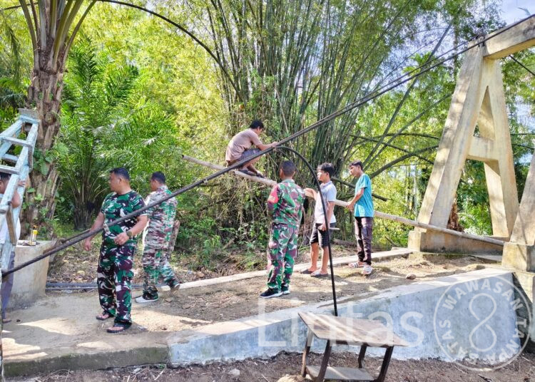 Pulihkan Akses Warga Padang Bolak Julu, TNI dan Masyarakat Bangun Jembatan Gantung