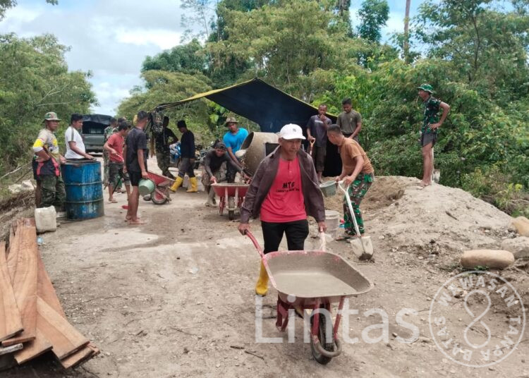 Pengecoran Dikebut, TNI dan Warga Percepat Pembangunan Jembatan Armco di Trumon