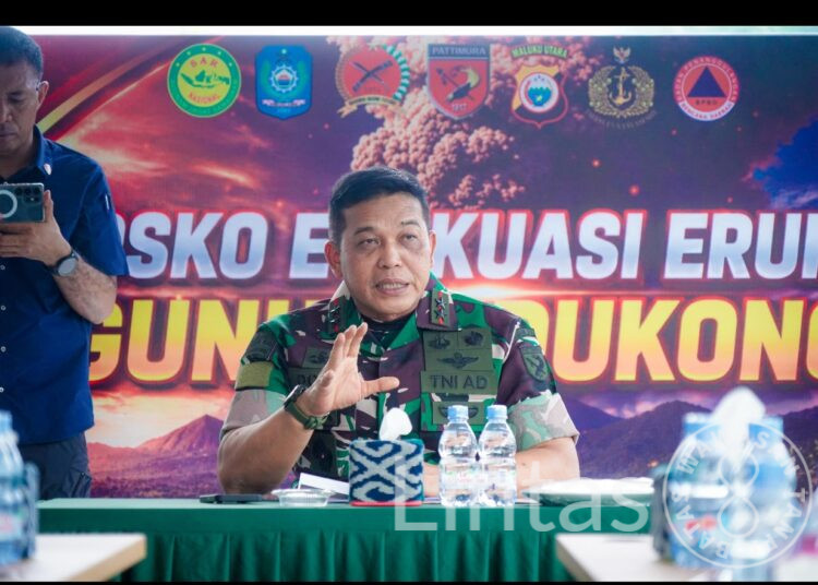 Pangdam XV/Pattimura Terjun Langsung Bantu Korban Erupsi Gunung Dukono