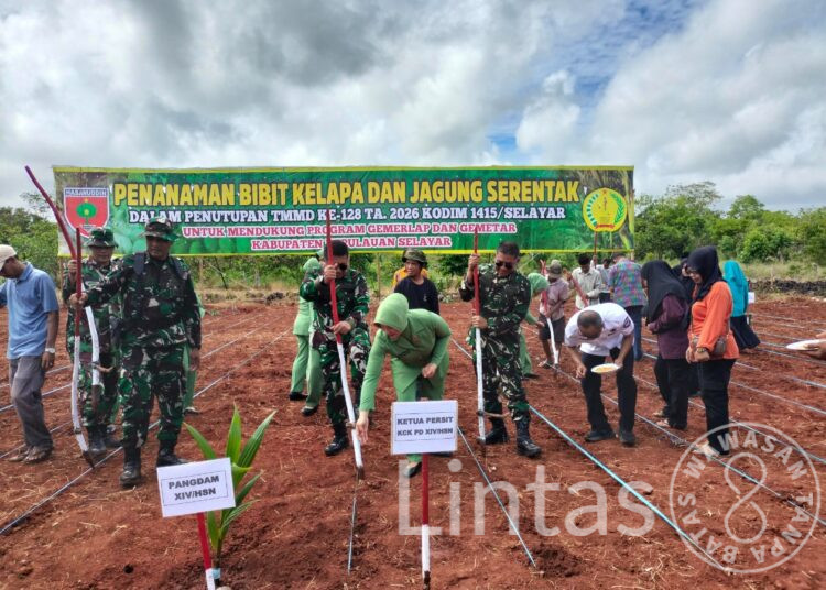 Pangdam XIV/Hasanuddin Bersama Masyarakat Tanam Kelapa dan Jagung untuk Ketahanan Pangan
