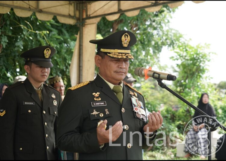 Kasdam XIV/Hsn Pimpin Upacara Pemakaman Militer Alm. Kolonel Inf (Purn) Muharwen