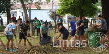 Dukung Gerakan Indonesia ASRI, Warga Komplek Perumahan Lanud Halim Perdanakusuma Gotong Royong Bersihkan Lingkungan