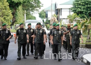 Penuh Kehormatan, Pangdam XIV/Hasanuddin Pimpin Tradisi Penyambutan, Sertijab dan Pelepasan Pejabat Kasdam dan Irdam XIV/Hsn