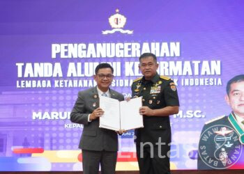 Perkuat Ketahanan Nasional, Kasad Dianugerahi Tanda Alumni Kehormatan Lemhannas RI