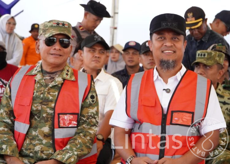Demi Keselamatan Rakyat, Pangdam XIV/Hasanuddin dan Gubernur Sulsel Bangun Tanggul Sungai Rongkong