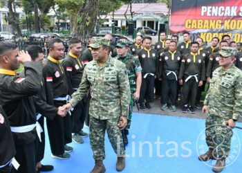 Perkuat Kesiapan Prajurit, Danrem 083/Bdj Dampingi Dankodiklatad Tinjau Latihan Pencak Silat Militer