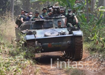 Pangdam III/Siliwangi Tinjau Latihan Menembak Ranpur Yonkav 4/KC di Pusdikif Cipatat
