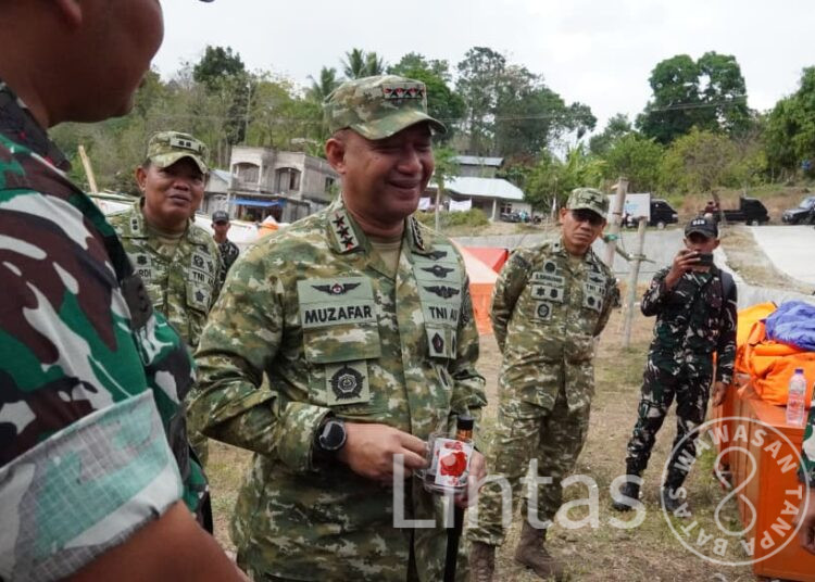 Marsdya TNI Muzafar Turun Langsung, Pastikan Kebutuhan Pengungsi NTT Terpenuhi