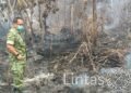 Brigjen TNI Zamroni Tinjau Lokasi Karhutla Desa Balai Agung Sintang, Pastikan Api Padam