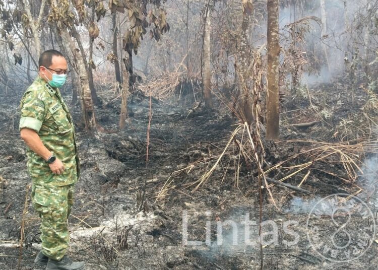 Brigjen TNI Zamroni Tinjau Lokasi Karhutla Desa Balai Agung Sintang, Pastikan Api Padam