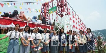 Tinjau Jembatan Gantung Garuda di OKU, Kasad: TNI Harus Jadi Solusi Kesulitan Rakyat