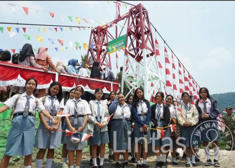 Tinjau Jembatan Gantung Garuda di OKU, Kasad: TNI Harus Jadi Solusi Kesulitan Rakyat