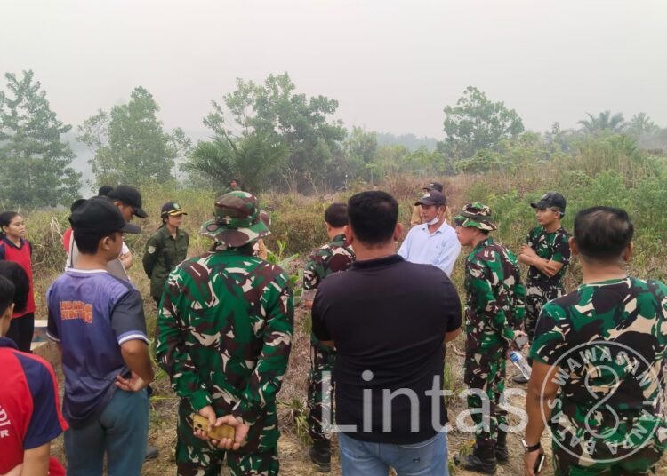 Satgas Karhutla TNI Buka Lahan Demplot Pupuk Organik Dari Limbah Sawit di Kayan Hilir