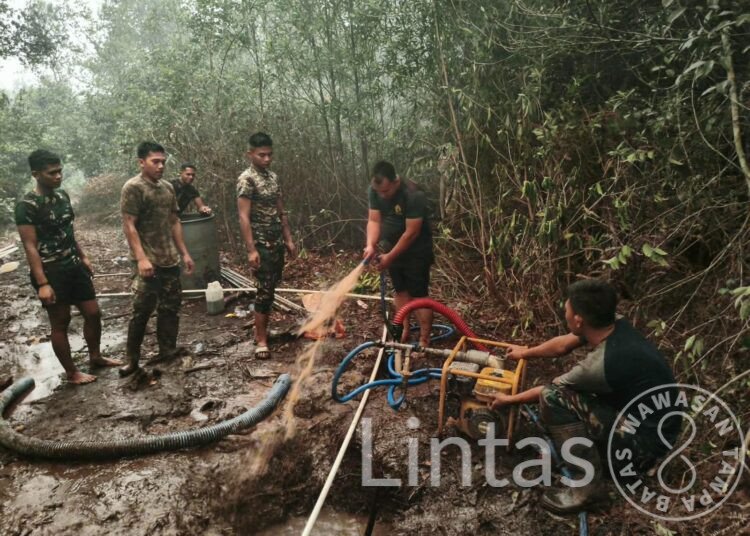 ZIDAM XXII/TB BANGUN SUMUR BOR DI TUMBANG NUSA DUKUNG PENANGANAN KARHUTLA