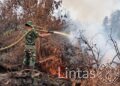 TIM KARHUTLA KODAM XXII/TB PADAMKAN API DI KECAMATAN JABIREN RAYA
