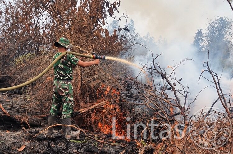 TIM KARHUTLA KODAM XXII/TB PADAMKAN API DI KECAMATAN JABIREN RAYA