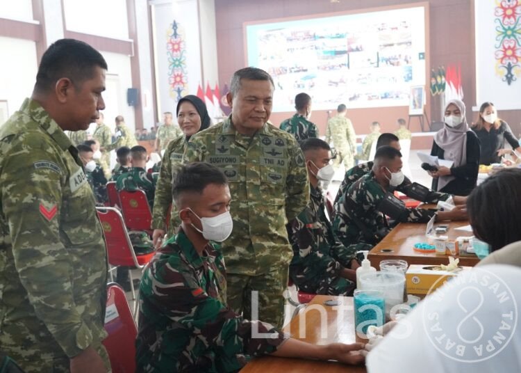 Pemeriksaan Kesehatan dan Penyerahan APD kepada Relawan Karhutla