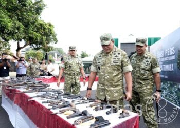 Pendekatan Prajurit Berbuah Kepercayaan, Masyarakat Sukarela Serahkan 75 Senjata