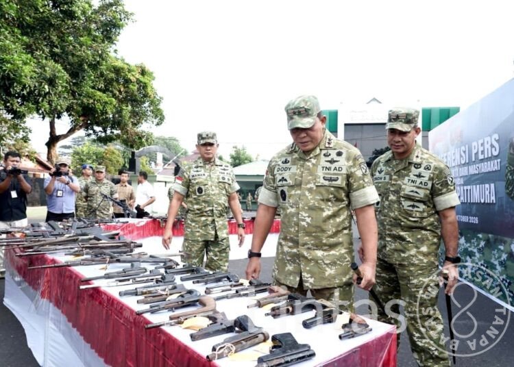 Pendekatan Prajurit Berbuah Kepercayaan, Masyarakat Sukarela Serahkan 75 Senjata
