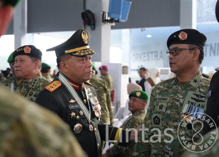 PANGDAM XXII TAMBUN BUNGAI HADIRI UPACARA PERINGATAN HUT KE-81 TNI DI CILANGKAP