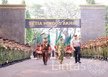 Perkuat Sinergi untuk Negeri, Pangdam XIV/Hsn Kukuhkan Kapolda dan Kajati Sulsel sebagai Warga Kehormatan Kodam XIV/Hsn