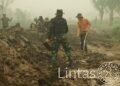 Pererat Kebersamaan, Satgas TMMD Bersama Warga Gotong Royong Pembuatan Drainase