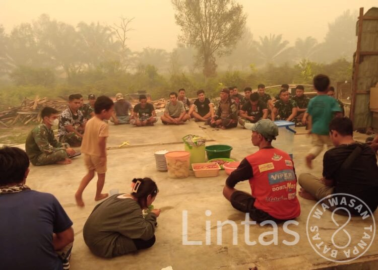 Jalin Keakraban, Anggota Satgas TMMD Kodim 1016/Plk Laksanakan Makan Siang Bersama