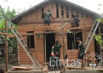Warga Antusias Bergotong Royong Bantu Rehab Rumah Tidak Layak Huni (RTLH) dalam Program TMMD