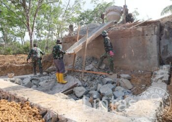 Perkuat Dasar Jembatan Beton, Satgas TMMD ke-130 Garap Pondasi Berukuran Besar