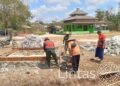 Aksi Satgas TMMD Kodim 1009/Tla: Pasang Slop Bawah Pos Kamling Bareng Warga