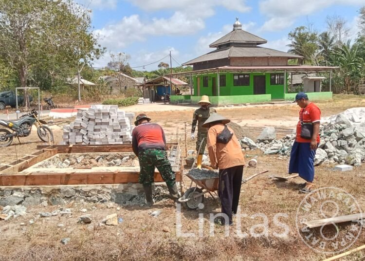 Aksi Satgas TMMD Kodim 1009/Tla: Pasang Slop Bawah Pos Kamling Bareng Warga