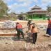 Aksi Satgas TMMD Kodim 1009/Tla: Pasang Slop Bawah Pos Kamling Bareng Warga