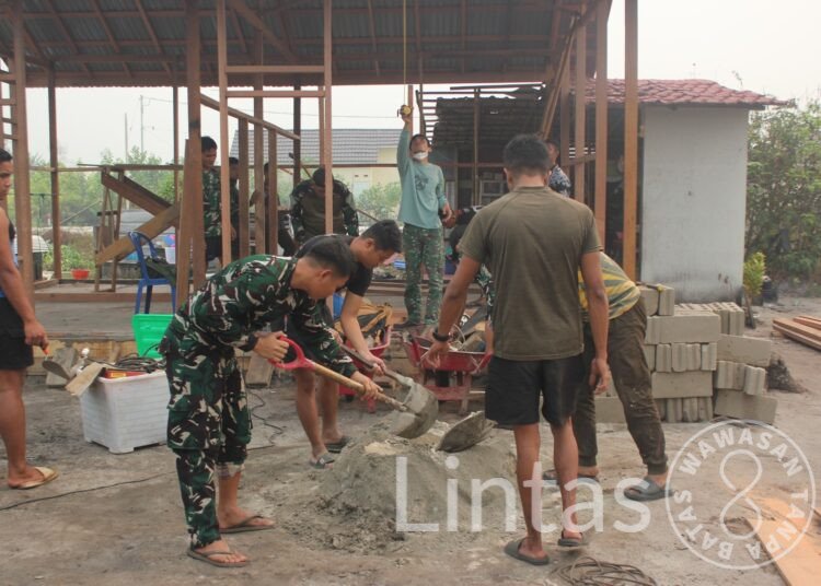 Pengecoran RTLH, Satgas TMMD Bersama Warga Terus Percepat Pembangunan Rumah