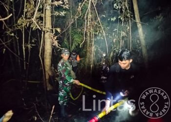 TAK KENAL LELAH, SATGAS GABUNGAN TERUS BERJIBAKU PADAMKAN KARHUTLA HINGGA DINI HARI DI TNTP
