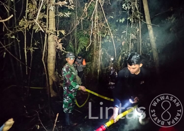 TAK KENAL LELAH, SATGAS GABUNGAN TERUS BERJIBAKU PADAMKAN KARHUTLA HINGGA DINI HARI DI TNTP