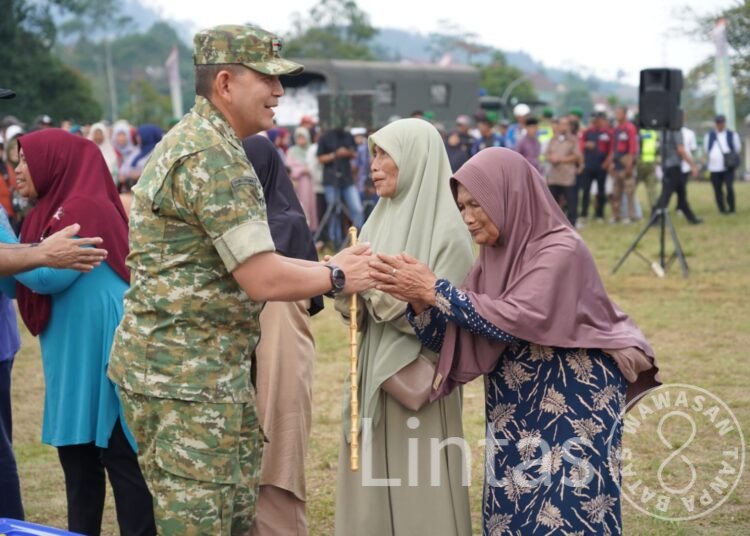 PANGDAM III/SILIWANGI TINJAU PERCEPATAN PEMBANGUNAN KDKMP DAN SALURKAN 3.000 PAKET SEMBAKO DI TAKOKAK, CIANJUR