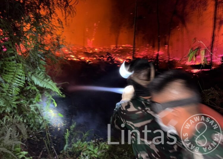 Tim Damkar 04 Yonif TP 831/PT Padamkan Titik Api di Kalampangan