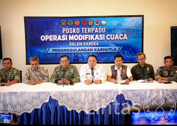 Bersinergi Tangani Karhutla, Lanud Halim Distribusikan Material OMC