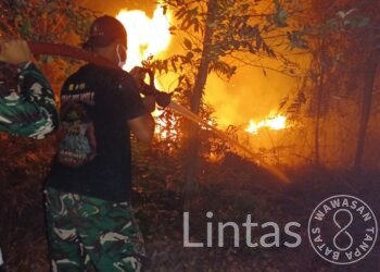 Tak Kenal Waktu, Kodam XXII/Tambun Bungai Terus Berjuang Padamkan Karhutla di Malam Hari