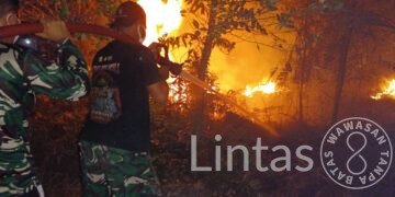 Tak Kenal Waktu, Kodam XXII/Tambun Bungai Terus Berjuang Padamkan Karhutla di Malam Hari