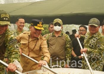Pangdam XXII/Tambun Bungai dan Gubernur Kalteng Ikuti Kuliner Merah Putih serta Tanam Pohon di Tumbang Nusa