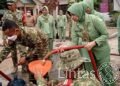 DI TENGAH KABUT ASAP KARHUTLA, PANGDAM XXII/TB ARAHKAN SATGAS DISTRIBUSIKAN AIR BERSIH UNTUK WARGA MALIKU