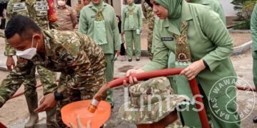 DI TENGAH KABUT ASAP KARHUTLA, PANGDAM XXII/TB ARAHKAN SATGAS DISTRIBUSIKAN AIR BERSIH UNTUK WARGA MALIKU