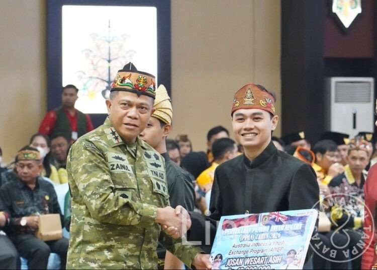 PANGDAM XXII/TAMBUN BUNGAI HADIRI PERINGATAN HARI SUMPAH PEMUDA KE-98 DAN IKRAR BERSAMA ANAK BANGSA TINGKAT PROVINSI KALTENG
